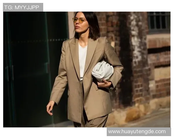 时尚足球女球星穿搭灵感头像，展现运动与潮流的完美结合