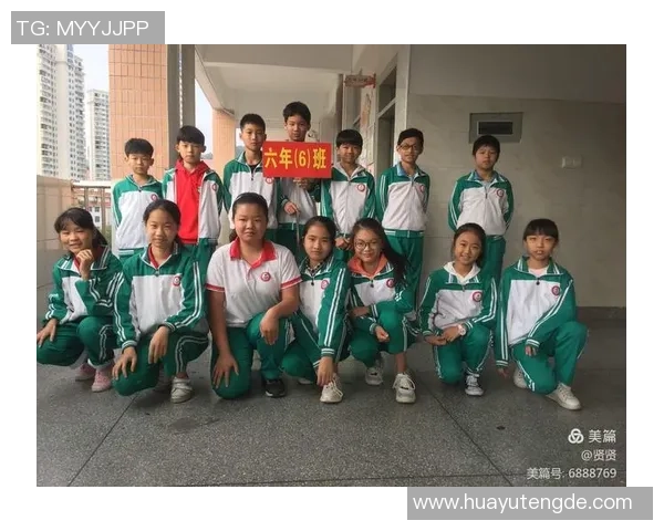 精致足球星车摆件展示运动激情与时尚风采,完美融入现代家居装饰 精致足球星车摆件展示运动激情与时尚风采,完美融入现代家居装饰