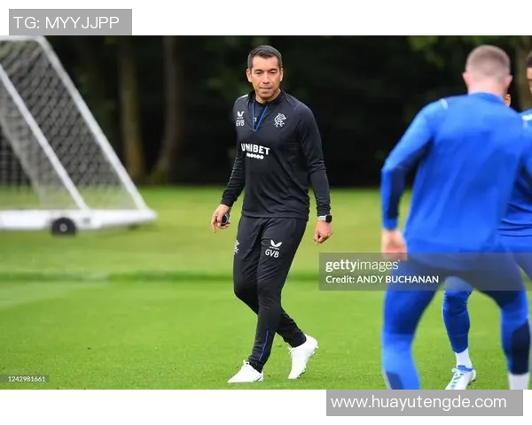 足球球星长裤搭配解析彰显运动潮流与个性时尚魅力 足球球星长裤搭配解析彰显运动潮流与个性时尚魅力